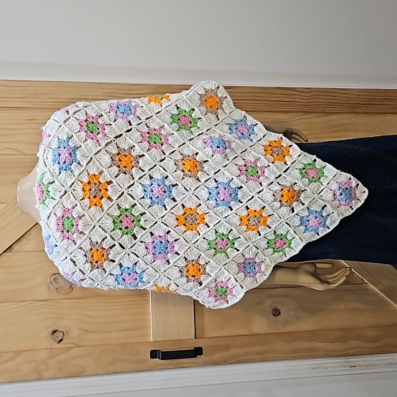 Vintage | Hand Crochet English Village Floral Detail Shawl Scarf Wrap - Picture 3 of 7